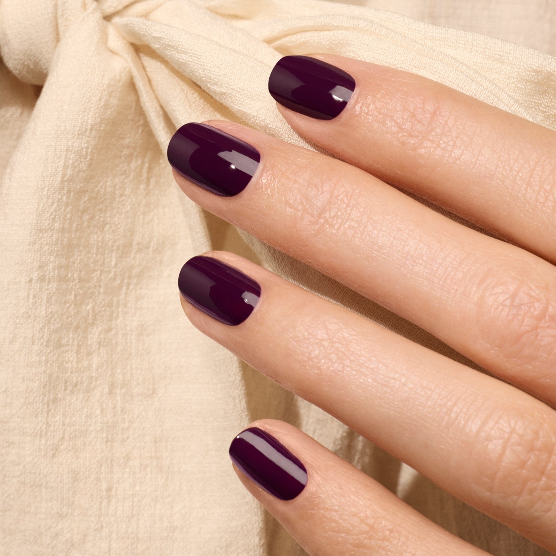 Dark purple Gel nail polish - Aubergine | Manucurist