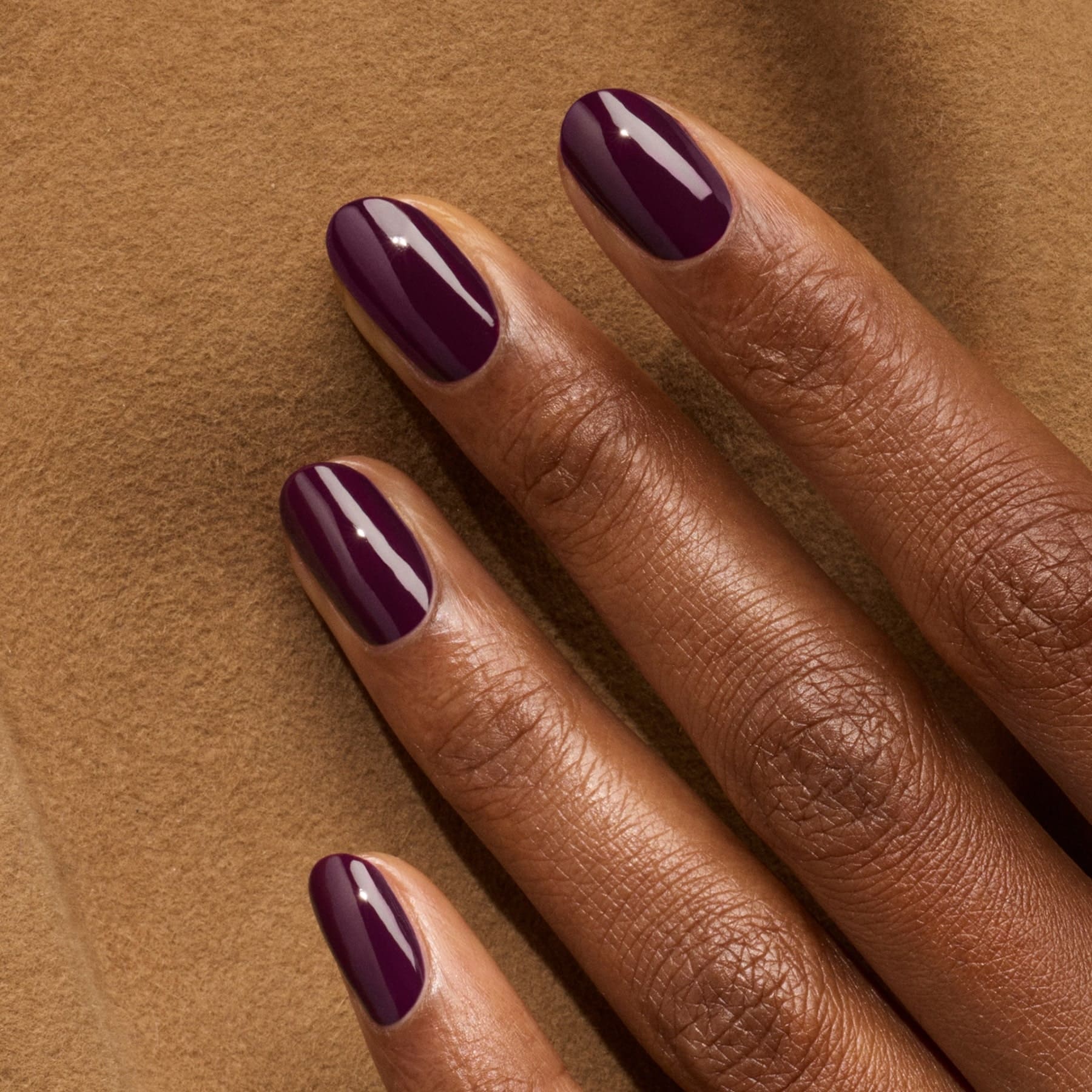 Dark purple Gel nail polish - Aubergine | Manucurist