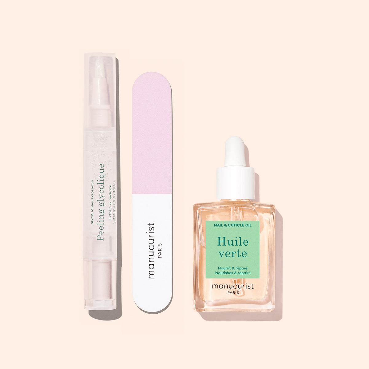 Les essentiels de manucure Three Glow Routine de Manucurist sur un fond beige : un stylo gel peeling transparent, une lime à ongles rose et blanche, et un flacon compte-gouttes d’huile pour cuticules pour des ongles brillants et un soin expert.