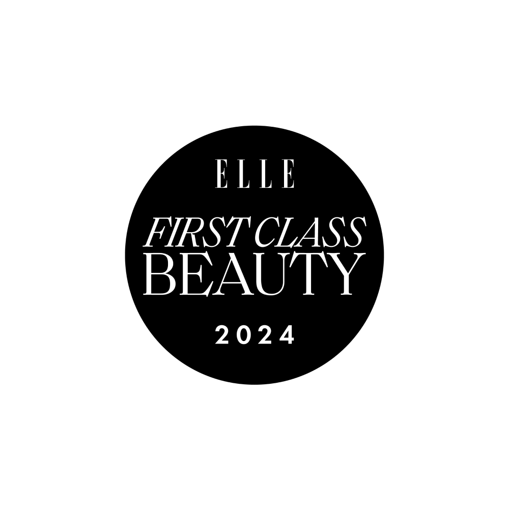 Un cercle noir avec du texte blanc indique : ELLE FIRST CLASS BEAUTY 2024 sur un fond gris clair.