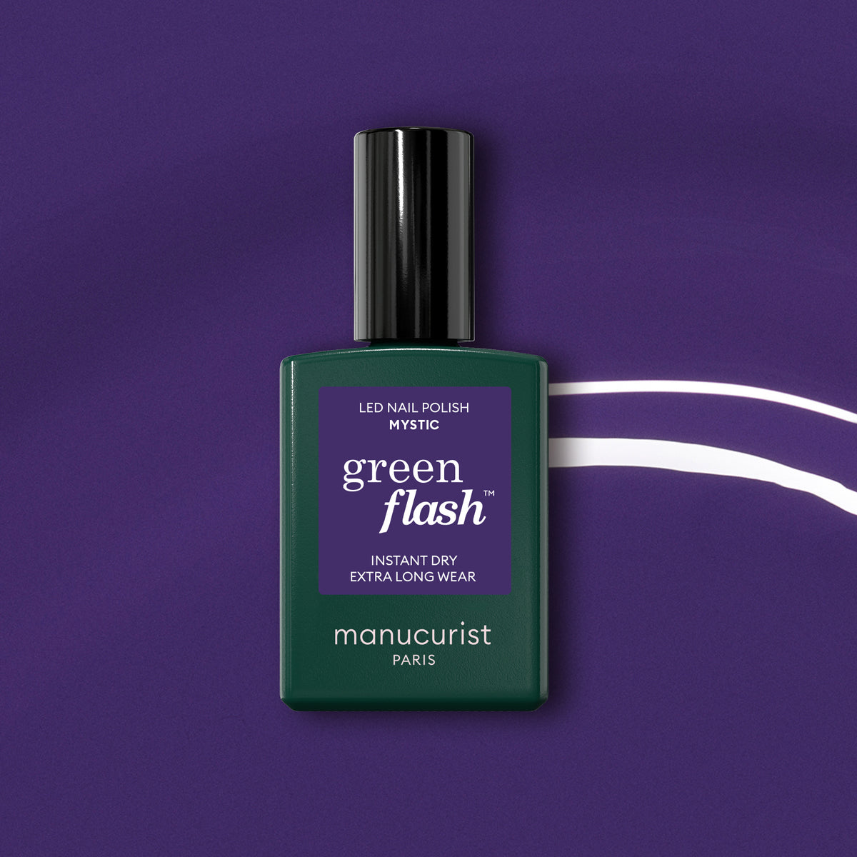 Un flacon de vernis semi-permanent Mystic Green Flash de Manucurist repose sur un fond violet avec une ligne blanche ondulée. Le flacon vert foncé présente un bouchon noir et une étiquette violette, pour un fini opaque.