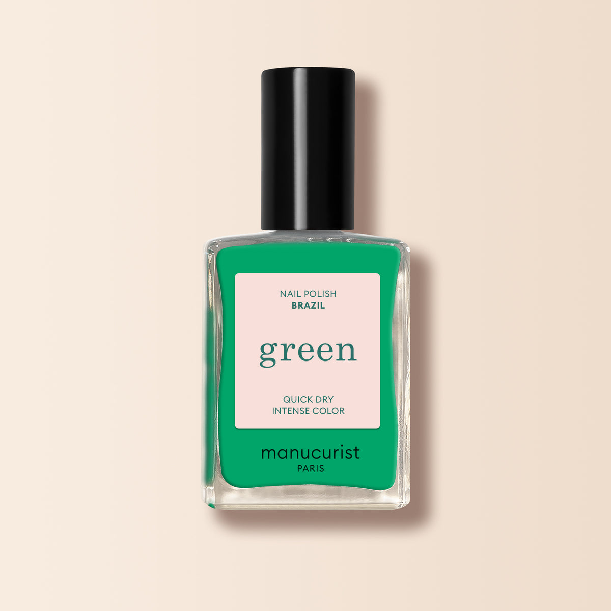 Un flacon en verre transparent de vernis à ongles Manucurist Brazil vert électrique avec un bouchon noir. L&