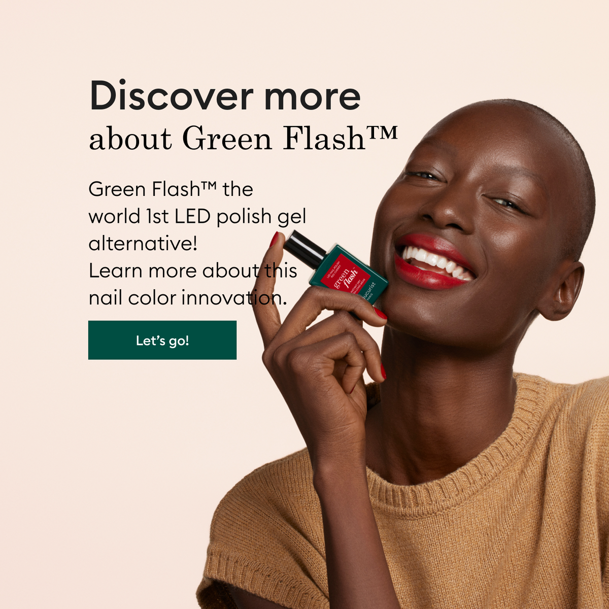 Une personne souriante aux cheveux courts tient un flacon de vernis à ongles rouge Green Flash près de son visage. Le texte présente Green Flash comme la première alternative au vernis gel LED et invite à en savoir plus.
