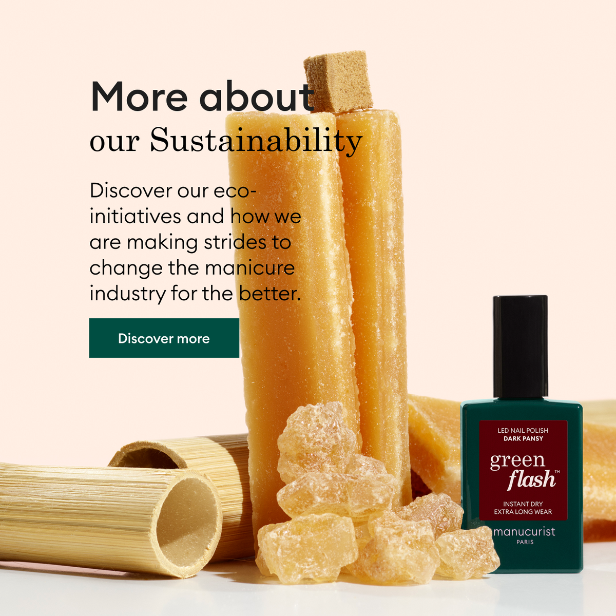 Un flacon de vernis à ongles vert est posé à côté de cristaux couleur miel, de morceaux de bambou cylindriques et d'un bâtonnet translucide marron, accompagnés d'un texte sur la durabilité et les initiatives écologiques dans le secteur de la manucure.