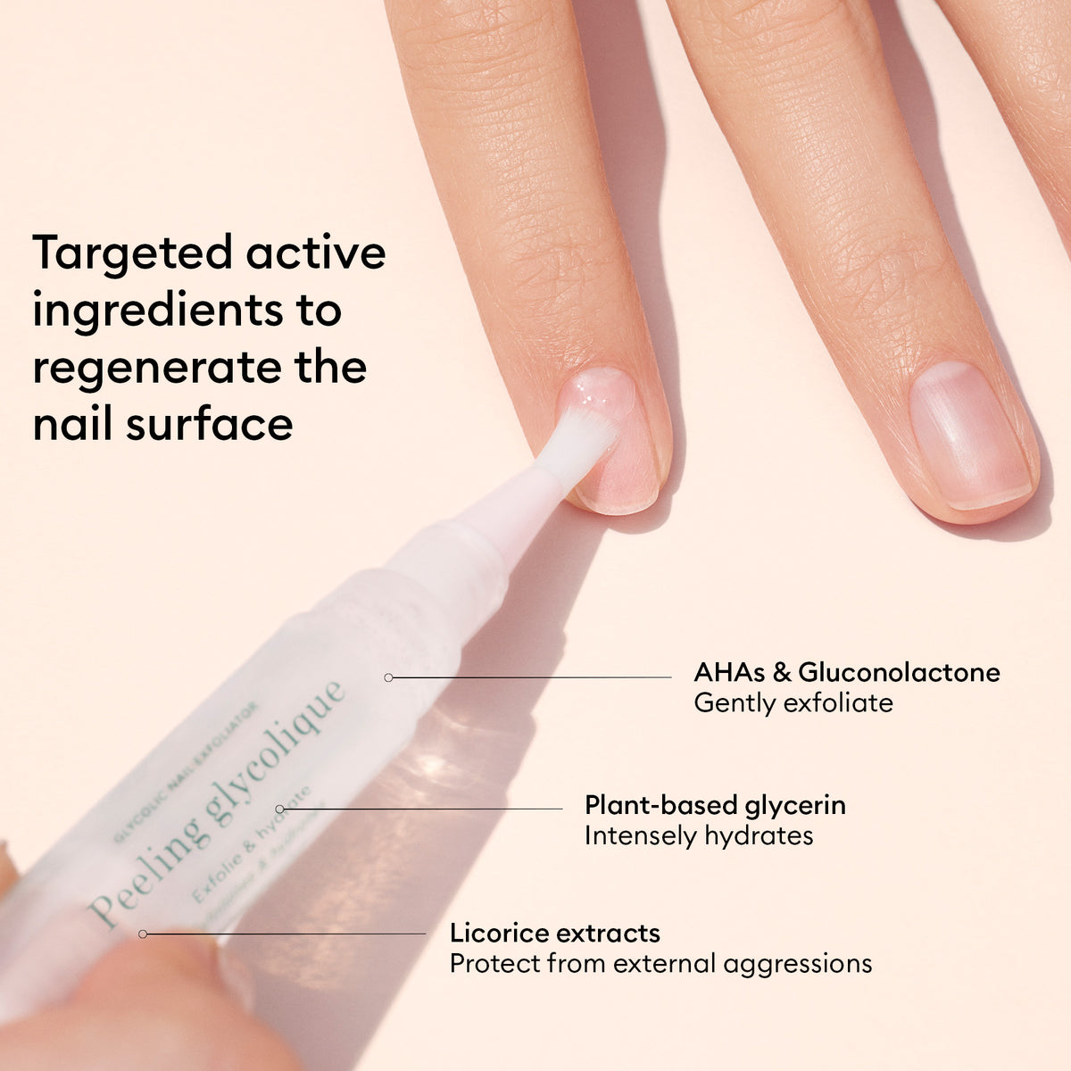 Une main applique le soin Routine Prep  Glow Manucurist sur un ongle, enrichi en AHA, gluconolactone, glycérine végétale et extraits de réglisse pour exfolier, hydrater et illuminer dans le cadre du soin des ongles.