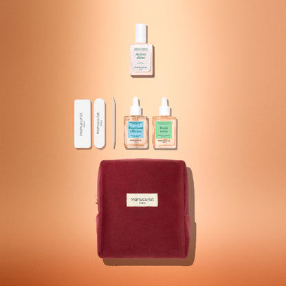 Coffret cadeau Manucurist Active™ Starter Kit contenant un flacon de vernis à ongles, deux limes à ongles en verre, un repousse-cuticules, deux flacons de soin pour les ongles avec pipette et une pochette de rangement zippée.