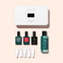 Le coffret Discovery Kit de Manucurist comprend une lampe LED blanche pour ongles, un set de vernis gel Green Flash (trois flacons), une Base Coat vitaminée dotée de la technologie KeraHCE+, un dissolvant et quatre pinces, le tout présenté sur un fond pêche clair.