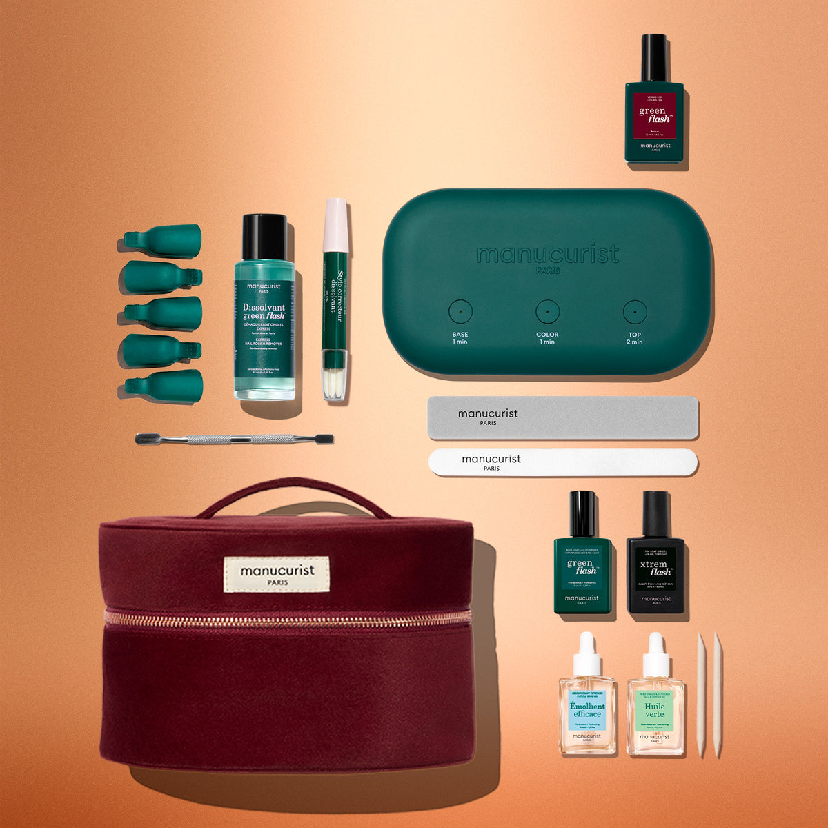 Découvrez le coffret kit découverte Green Flash™ de Manucurist, présenté sur un fond en dégradé. Il comprend des flacons de vernis, des pinces de dépose, des limes, des bâtonnets pour les cuticules, un étui vert et une trousse zippée bordeaux : tous les essentiels pour une manucure digne d’un salon à la maison. De quoi réaliser des ongles longue tenue, au résultat professionnel, dans un seul coffret pratique.