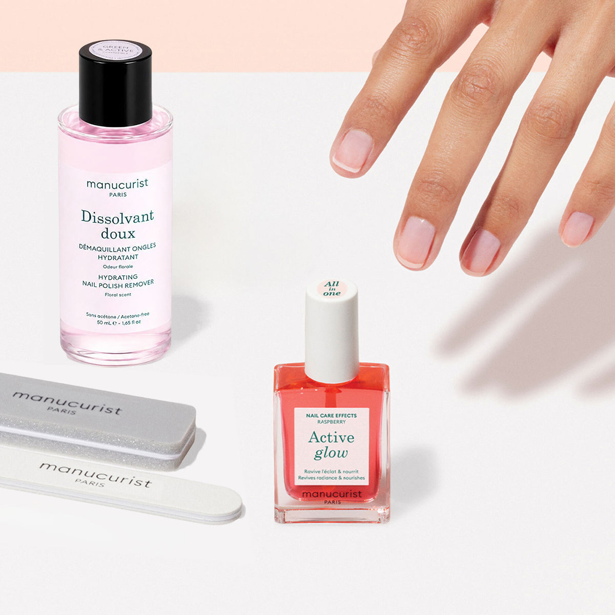 Une main aux ongles manucurés s&