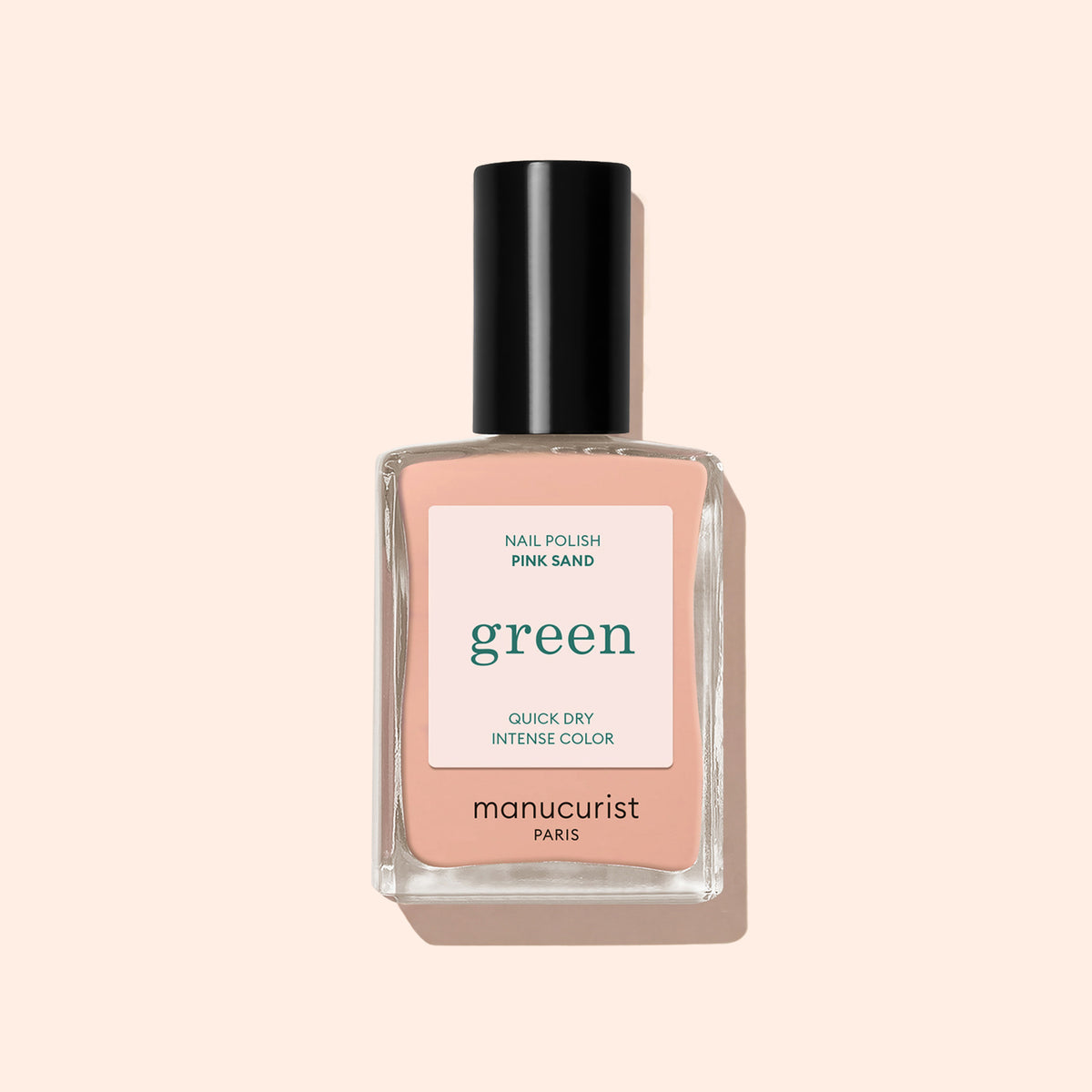Le vernis à ongles Pink Sand de Manucurist dévoile une teinte rose clair aux sous-tons orangés avec un bouchon noir, présenté sur un fond beige pâle. Issu de la collection écoresponsable Green de Manucurist.