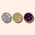 Trois pots ronds de Paillettes Biodégradables Holo Manucurist en argent holographique, or et magenta sont alignés sur un fond clair — des paillettes éco-responsables parfaites pour votre prochaine manucure.