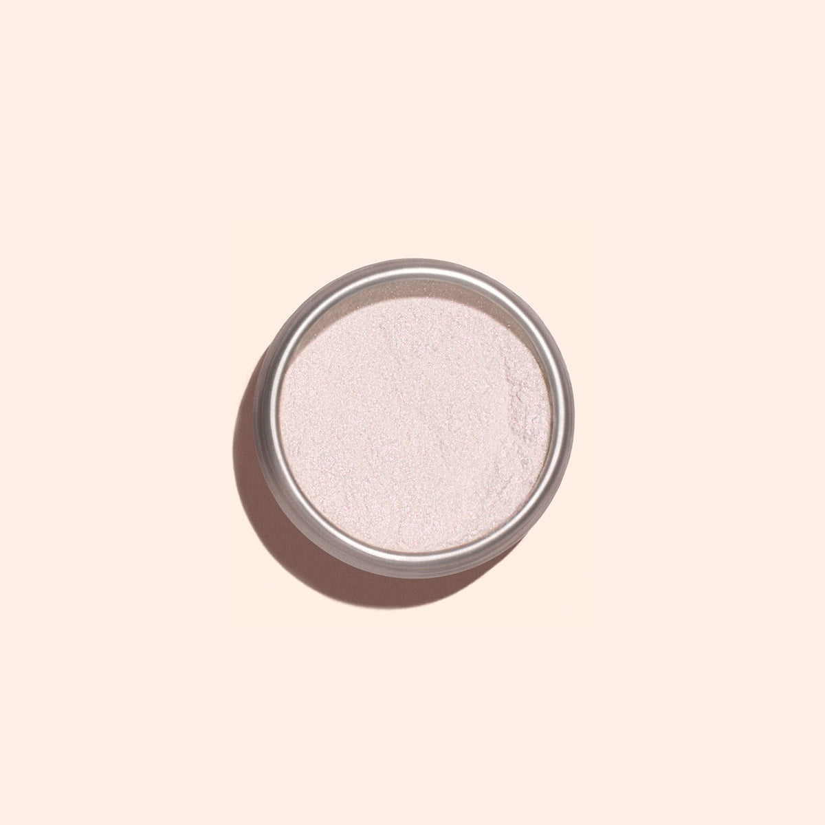 Un pot rond en métal de Pink Glazed Effect Powder Manucurist, au subtil fini nacré, vu de dessus sur un fond beige clair.
