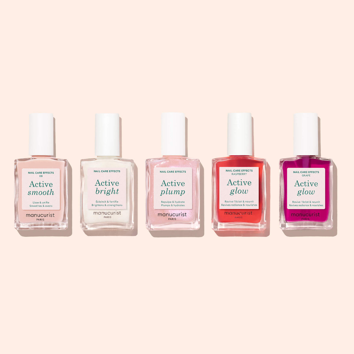 Cinq flacons de soins pour les ongles Manucurist Active™ sont alignés sur un fond beige clair. Chaque flacon, conçu pour les ongles à base de plantes et surmonté d’un bouchon blanc, présente des couleurs d’étiquette et des noms distincts : Active™ Smooth 00, Active Bright, Active Plump et deux flacons étiquetés Active Glow.