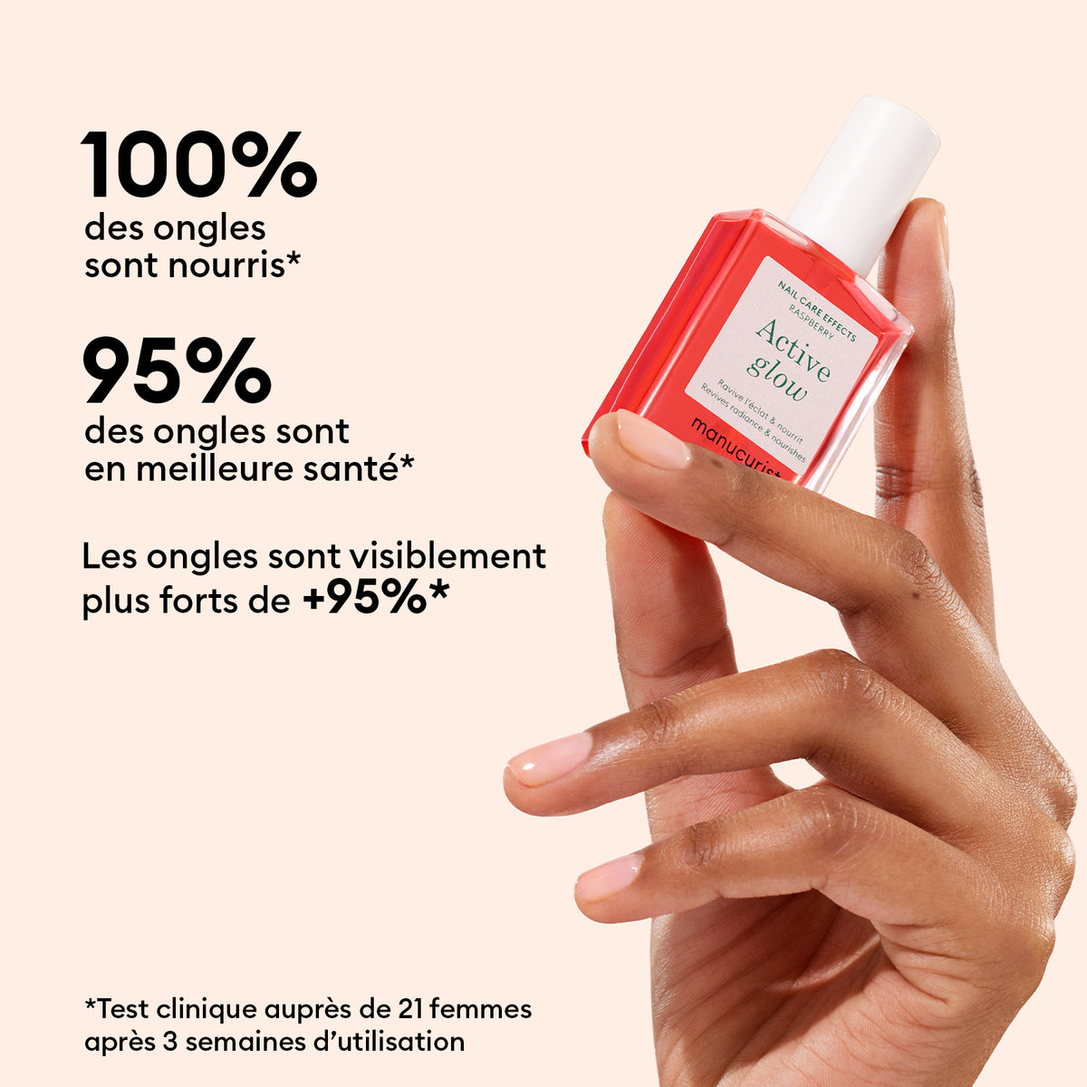 Une main tient le vernis rose 5min&