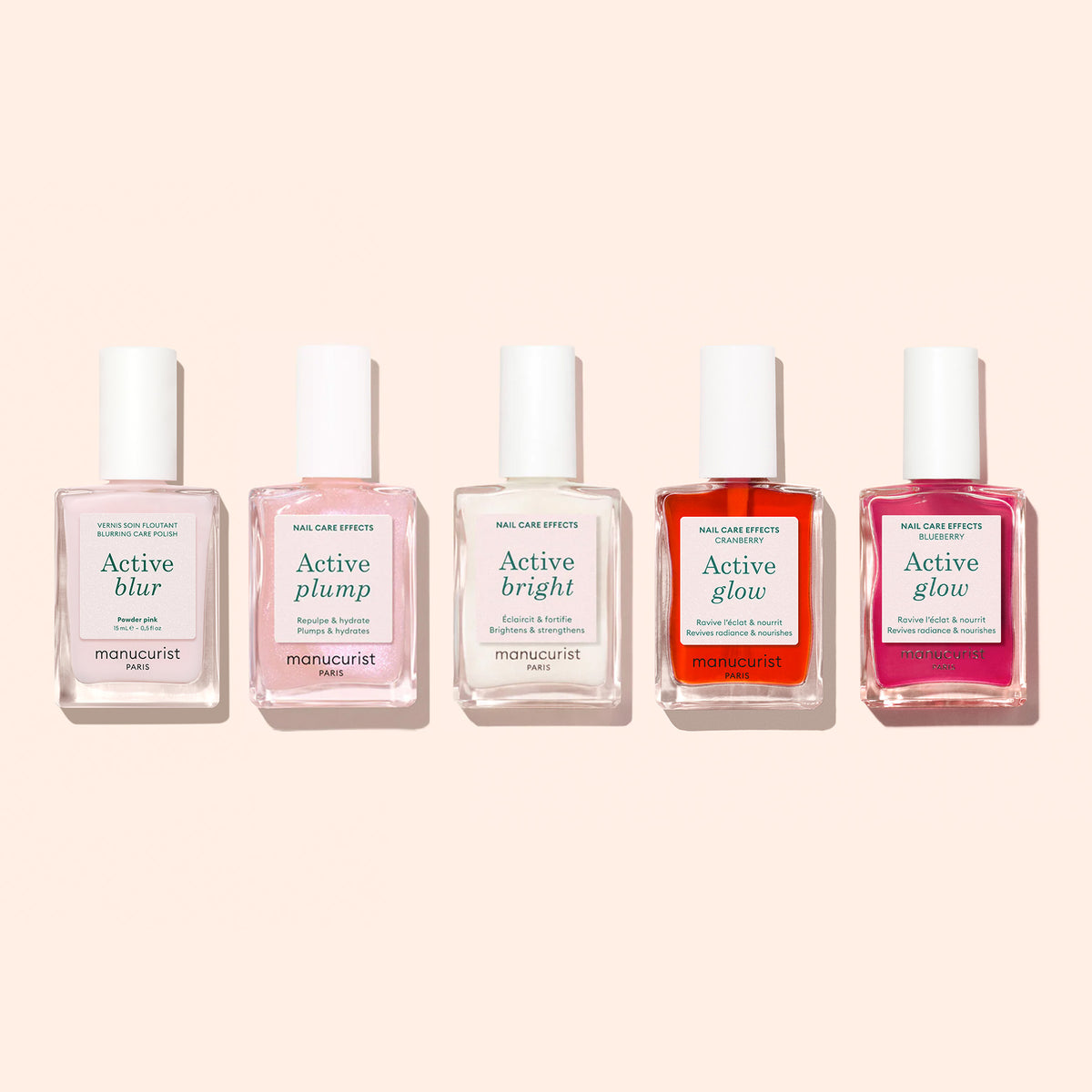 Cinq flacons de soins pour les ongles Manucurist — dont Active™ Blur, Active Plump, Active Bright et deux flacons d’Active Glow — sont alignés sur un fond beige clair. Avec des options comme le vernis soin flouteur Active™ Blur, ces formules aident à obtenir un fini mat impeccable pour des ongles sains et beaux.