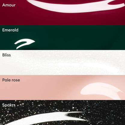 Cinq échantillons horizontaux du lot personnalisable de 5 vernis semi-permanents Manucurist, nommés Amour (rouge), Emerald (vert), Bliss (blanc), Pale Rose (rose) et Sparks (noir pailleté), sont présentés sous forme de coups de pinceau pour mettre en valeur les couleurs. Ces teintes s’accordent parfaitement avec notre collection de vernis semi-permanents Green Flash et s’enlèvent facilement avec un dissolvant sans acétone.