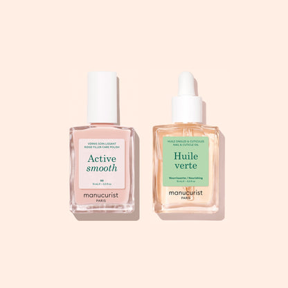 Two square glass bottles from manucurist’s Basic Routine - Ridged Nails set, each with a white cap, labeled Active Smooth (containing pink liquid) and Huile Verte (with yellow liquid), stand side by side on a pale peach background. Specially designed for nail care, these products are ideal for nourishing and smoothing ridged nails and can also be used as cuticle oil to keep nails healthy.