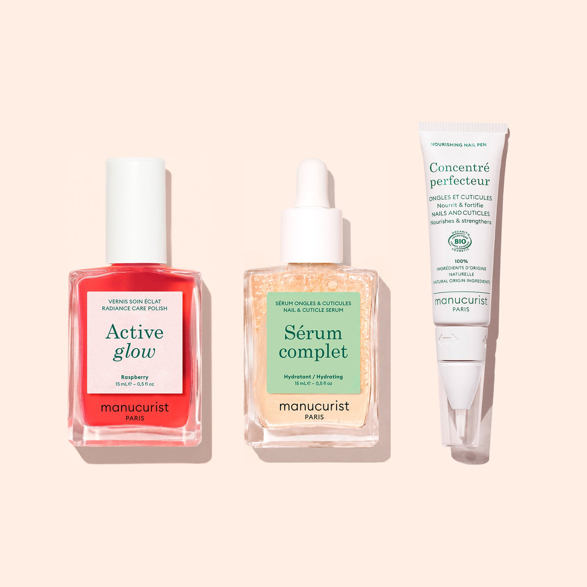 Le coffret Basic Routine - Sensitive Nails de Manucurist réunit trois essentiels de manucure : un vernis à ongles Active Glow rouge, un flacon-pipette de Sérum Complet et un tube blanc de Concentré Perfecteur, joliment disposés sur un fond rose pâle pour aider à réparer et hydrater les ongles.
