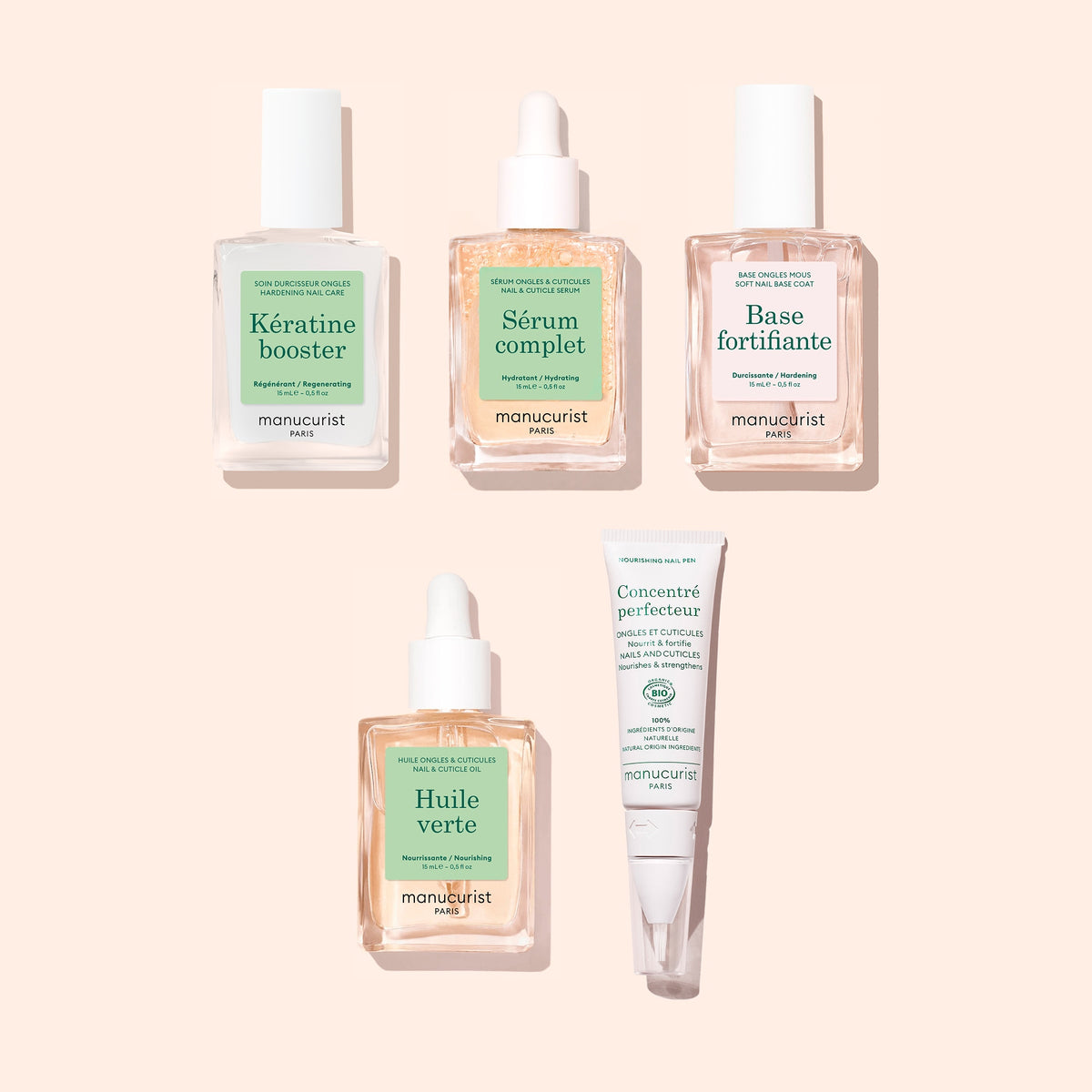 La Routine Découverte - Ongles mous Manucurist réunit cinq essentiels de soin aux étiquettes vertes et blanches — booster, sérum, base, huile et un tube de concentré perfecteur — joliment disposés sur un fond pêche pâle pour une routine idéale qui renforce les ongles mous.