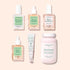 Six produits Manucurist Ultimate Routine - Soft Nails, conçus pour renforcer les ongles et comprenant des sérums, des huiles et un complément, sont soigneusement disposés sur un fond beige clair. Chaque produit est présenté dans un flacon ou un pot transparent ou blanc, avec des étiquettes en français et un liquide aux couleurs pastel à l&