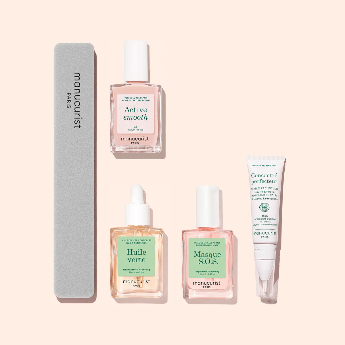Cinq produits de la Routine Basic – Ridged Nails de Manucurist sont présentés sur un fond rose clair, avec les essentiels du soin des ongles : une lime à ongles grise pour lisser les ongles striés, deux flacons compte-gouttes étiquetés Active Smooth et Huile Verte (une huile nourrissante pour cuticules), un flacon-pompe de Masque S.O.S. et un tube blanc de Concentré perfecteur.