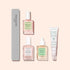 Le coffret Starter Routine Ongles Striés de Manucurist présente quatre soins de manucure sur un fond rose clair : une lime à ongles grise, le Masque S.O.S., Active Smooth, l&