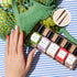 Une main aux ongles pastel repose sur des rayures près d&