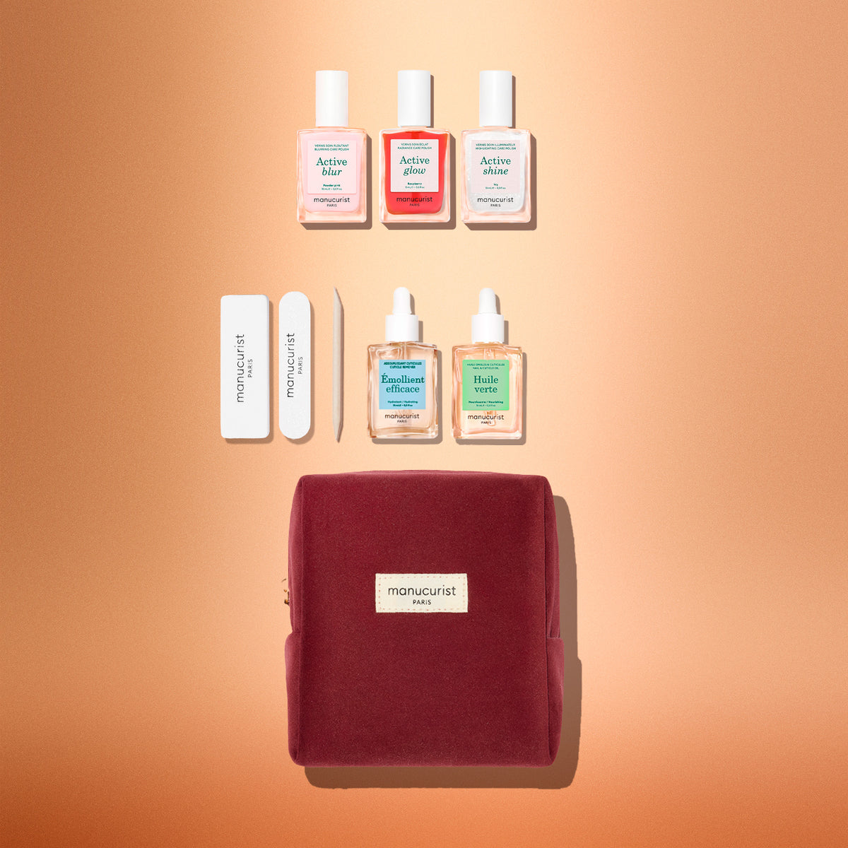 Le coffret cadeau Starter Kit Active™ de Manucurist réunit tout ce qu’il faut pour enrichir votre routine manucure : trois vernis à ongles, deux huiles pour cuticules, deux limes et un bâtonnet en bois pour cuticules. Le tout est joliment rangé dans une pochette en velours bordeaux et disposé sur un fond pêche doux.