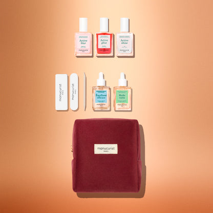 Le coffret cadeau Starter Kit Active™ de Manucurist réunit tout ce qu’il faut pour enrichir votre routine manucure : trois vernis à ongles, deux huiles pour cuticules, deux limes et un bâtonnet en bois pour cuticules. Le tout est joliment rangé dans une pochette en velours bordeaux et disposé sur un fond pêche doux.