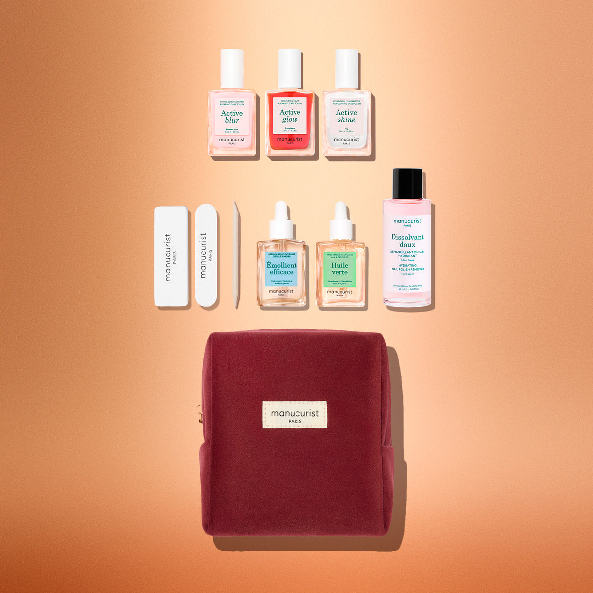 Le coffret cadeau Starter Kit Active™ de Manucurist comprend une élégante trousse de manucure bordeaux garnie de vernis à ongles, de dissolvant, d’huiles, de limes et d’accessoires essentiels, le tout disposé avec soin sur un fond pêche. Avec le nom Manucurist bien visible sur la trousse, ce coffret est idéal pour enrichir votre routine manucure ou pour offrir un cadeau de fêtes à une personne qui aime avoir de beaux ongles.