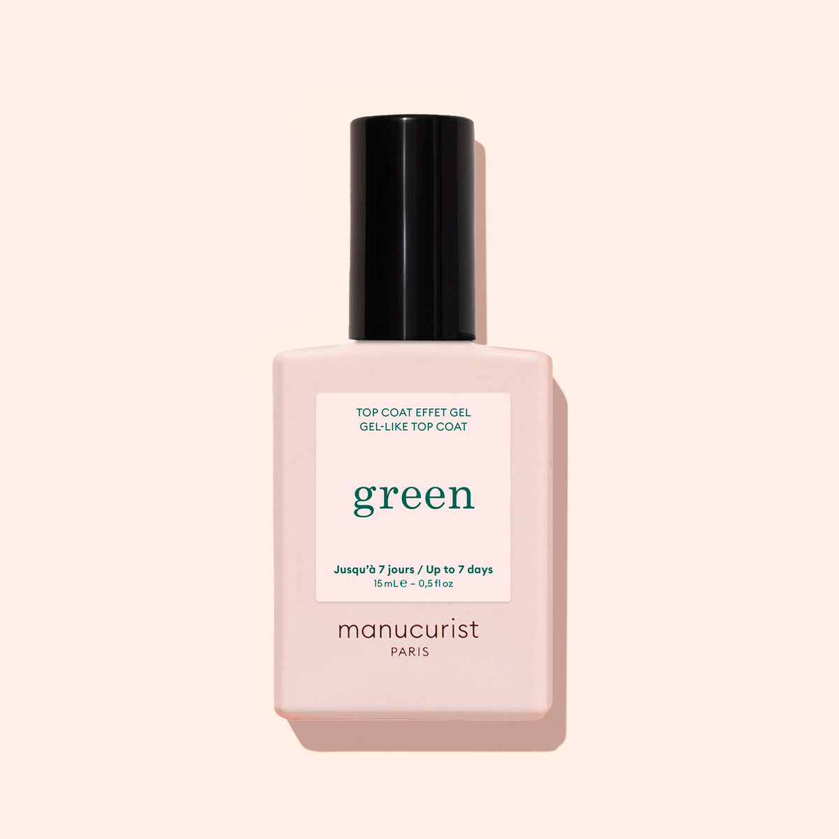 Un flacon de Top Coat Sunshine Green Manucurist se présente dans un flacon rectangulaire rose pâle avec un bouchon noir et une étiquette blanche, offrant un fini effet gel grâce à sa formule végétale.