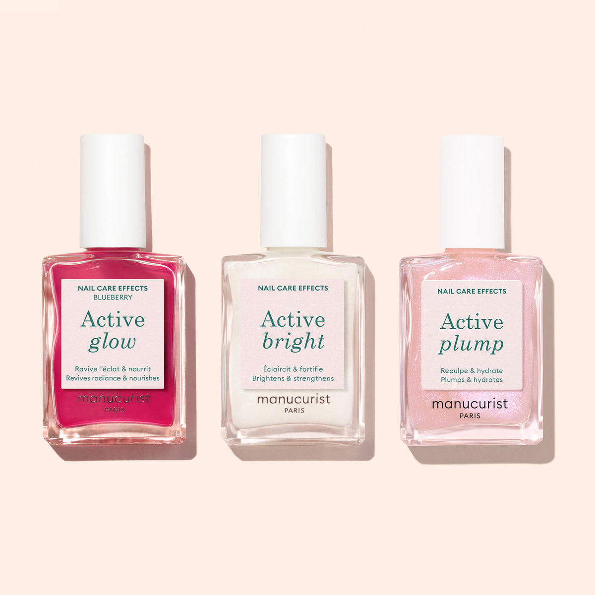 Trois flacons de soins pour les ongles Manucurist sont disposés côte à côte sur un fond rose clair. Chaque flacon, formulé à base d’ingrédients d’origine végétale, présente une étiquette différente : Active™ Glow Blueberry, Active Bright et Active Plump — des embellisseurs d’ongles parfaits pour une manucure à l’aspect plus sain.