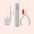 Le Kit Préparation Ongles Manucurist comprend une huile émolliente pour cuticules, un repousse-cuticules en métal, une lime à ongles émeri, un polissoir et une pince à cuticules en acier inoxydable avec capuchon rouge, présentés sur fond rose clair.