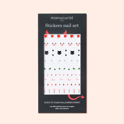 Les stickers Nail Art Halloween Manucurist présentent des motifs effrayants sur fond blanc : chats noirs, cornes de diable, fourches et coulures sanglantes. Parfaits pour les manucures d’Halloween !