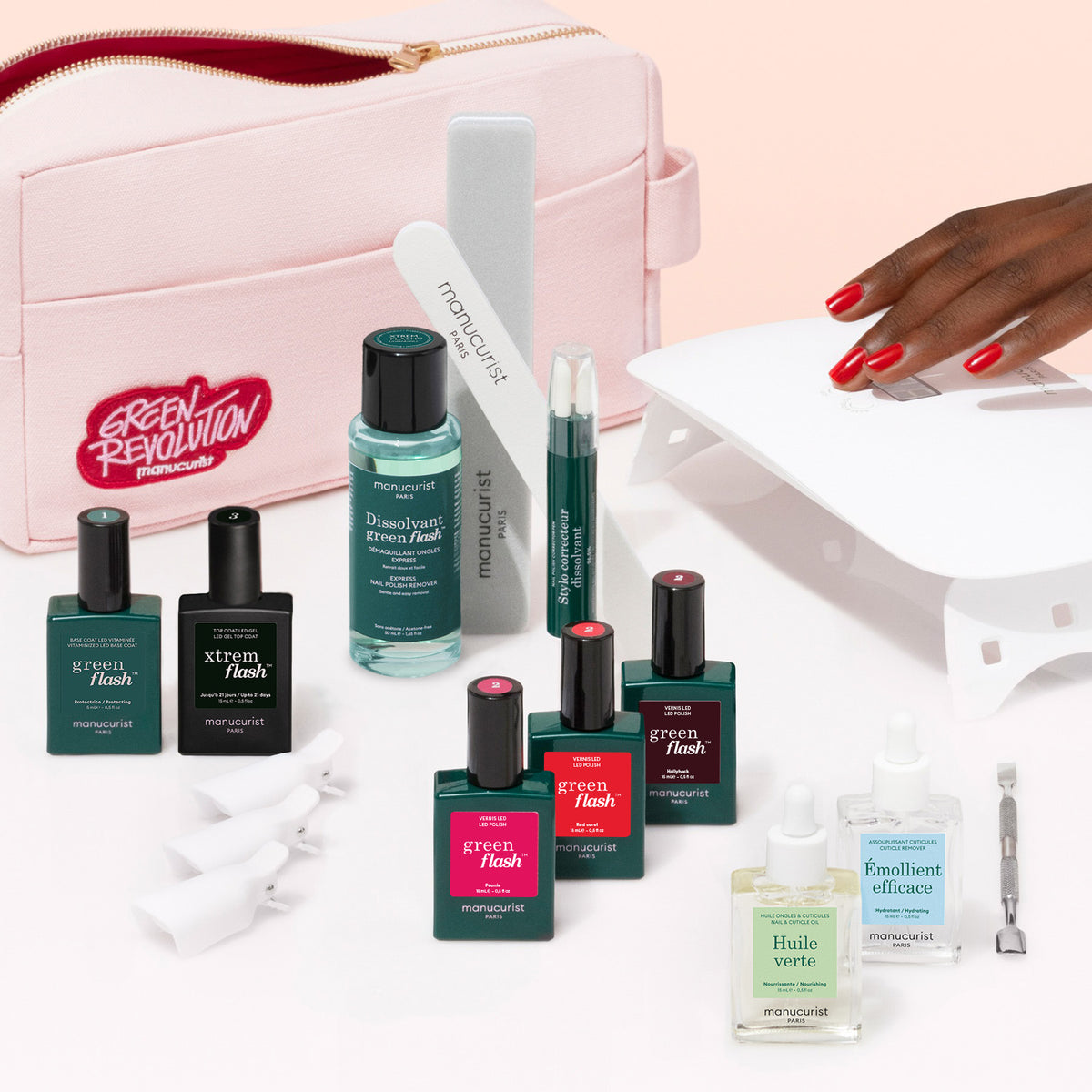 Le Ultimate Kit Manucurist comprend une trousse cosmétique rose entourée des indispensables de la manucure : Base Coat enrichie en vitamines, vernis gel, dissolvant, applicateurs en stylo, lime à ongles, lampe UV et une main manucurée au fini ultra-brillant.