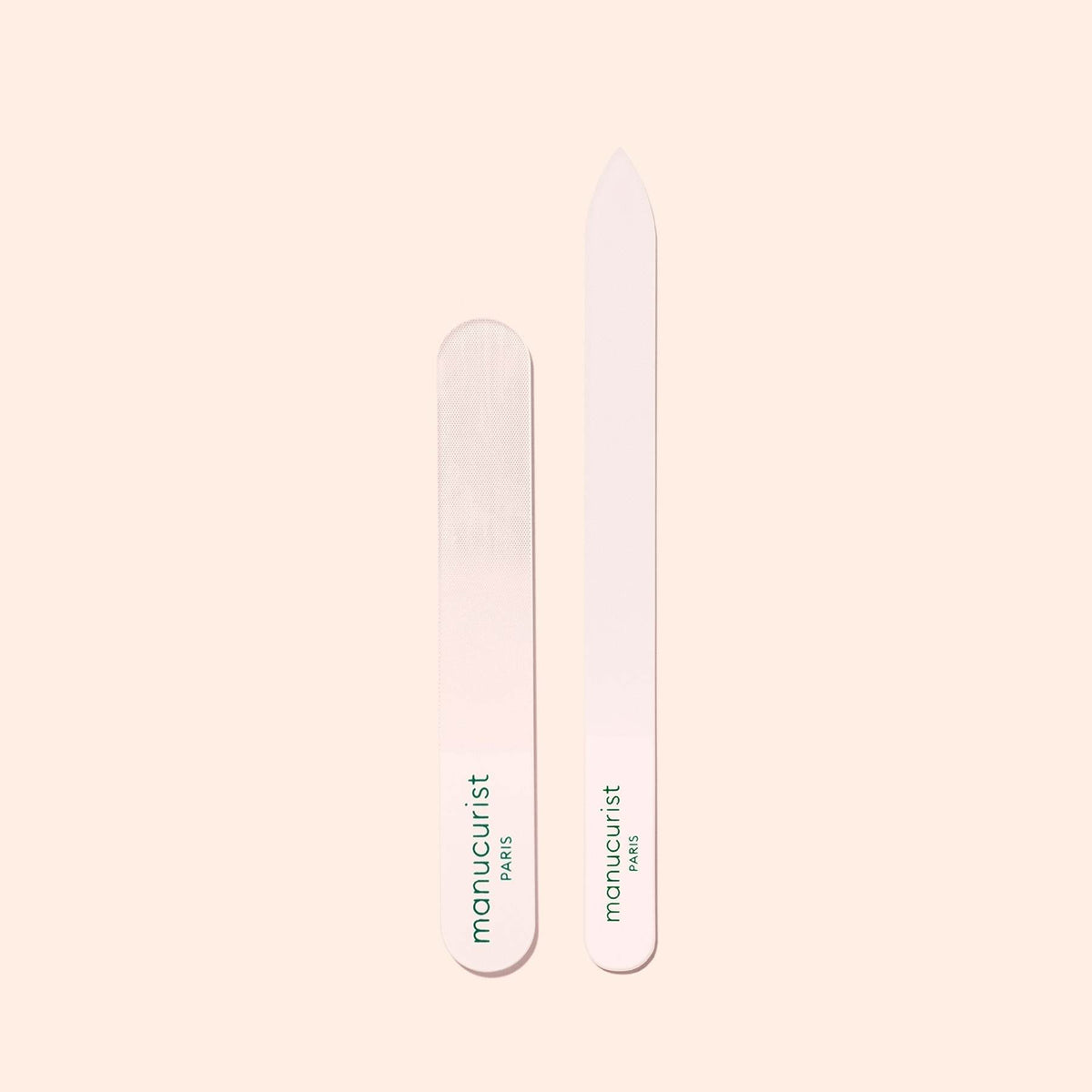 Deux Glass Polishers Manucurist-us sont présentés sur un fond beige clair — l&