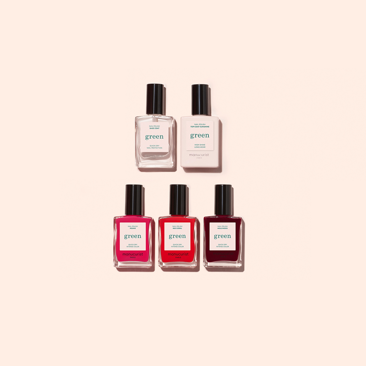 Cinq flacons de vernis à ongles sont disposés en deux rangées sur un fond beige clair. La rangée du haut comporte deux flacons transparents, et celle du bas trois flacons dans des teintes de rose, rouge et bordeaux, tous avec une étiquette verte.