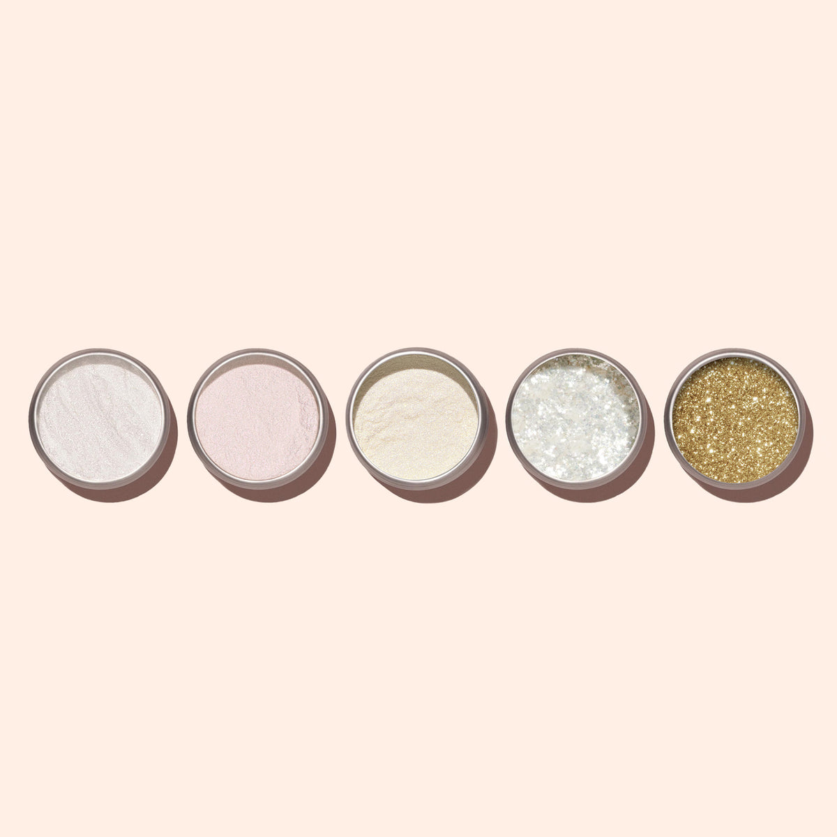 Cinq petits pots ronds de Poudre Effet Glacé Rose Manucurist alignés, contenant chacun des poudres ou paillettes différentes — blanc, rose clair, crème, blanc irisé aux reflets nacrés et doré — sur un fond beige clair.