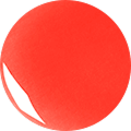 Un autocollant circulaire rouge uni avec une petite section blanche dans le coin inférieur gauche, suggérant qu’il est décollé par le bord.