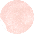 Une tache aquarellée rose clair, douce et ronde, avec une texture subtile et une petite zone blanche sur le bord gauche, sur un fond clair.