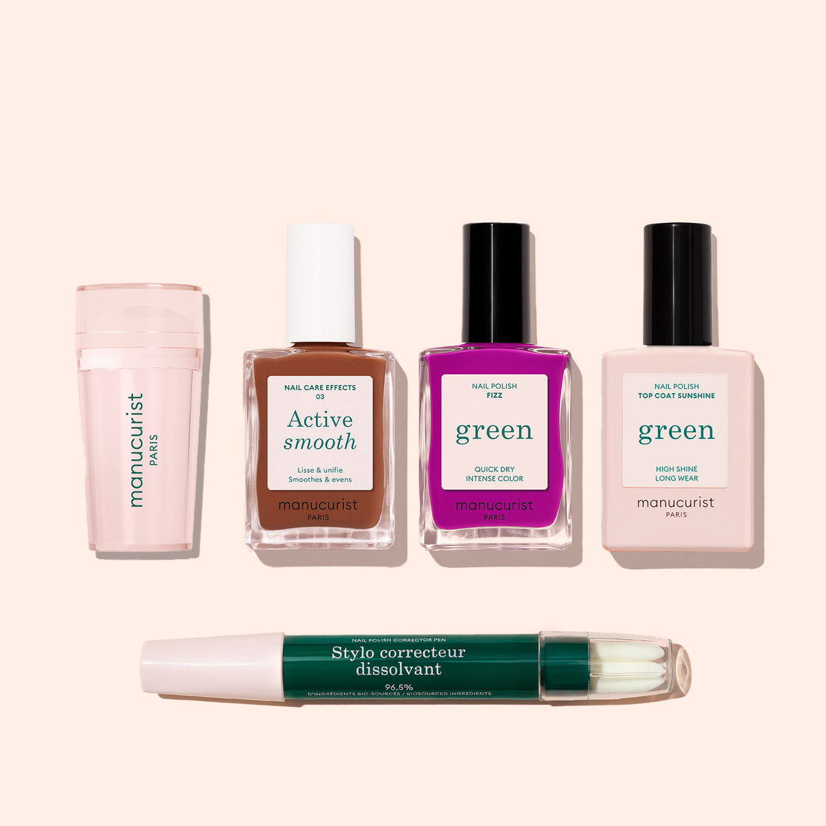 Cinq articles du kit French Color Manucurist sont disposés sur un fond clair : un polissoir rose, le vernis Active Smooth marron, un vernis violet, un Top Coat rose clair et un stylo correcteur de vernis vert à double embout.
