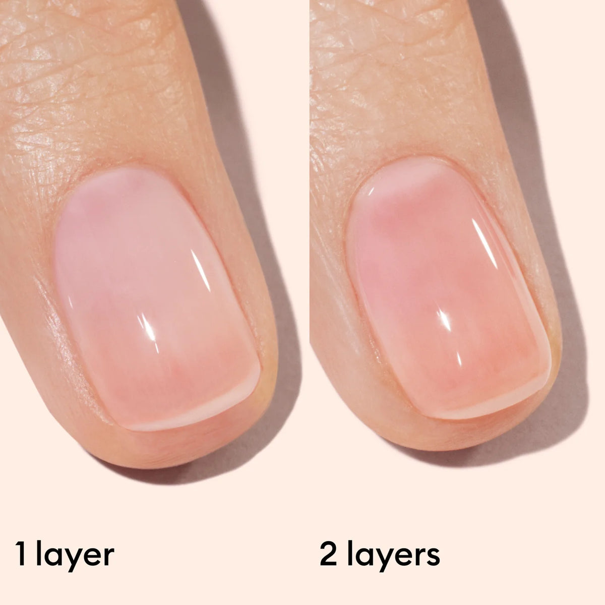 Gros plan d’un ongle montrant une comparaison : le côté gauche comporte une couche de vernis à ongles rose, et le côté droit en comporte deux, ce qui rend la couleur légèrement plus foncée et plus opaque. Le texte indique « 1 couche » et « 2 couches ».