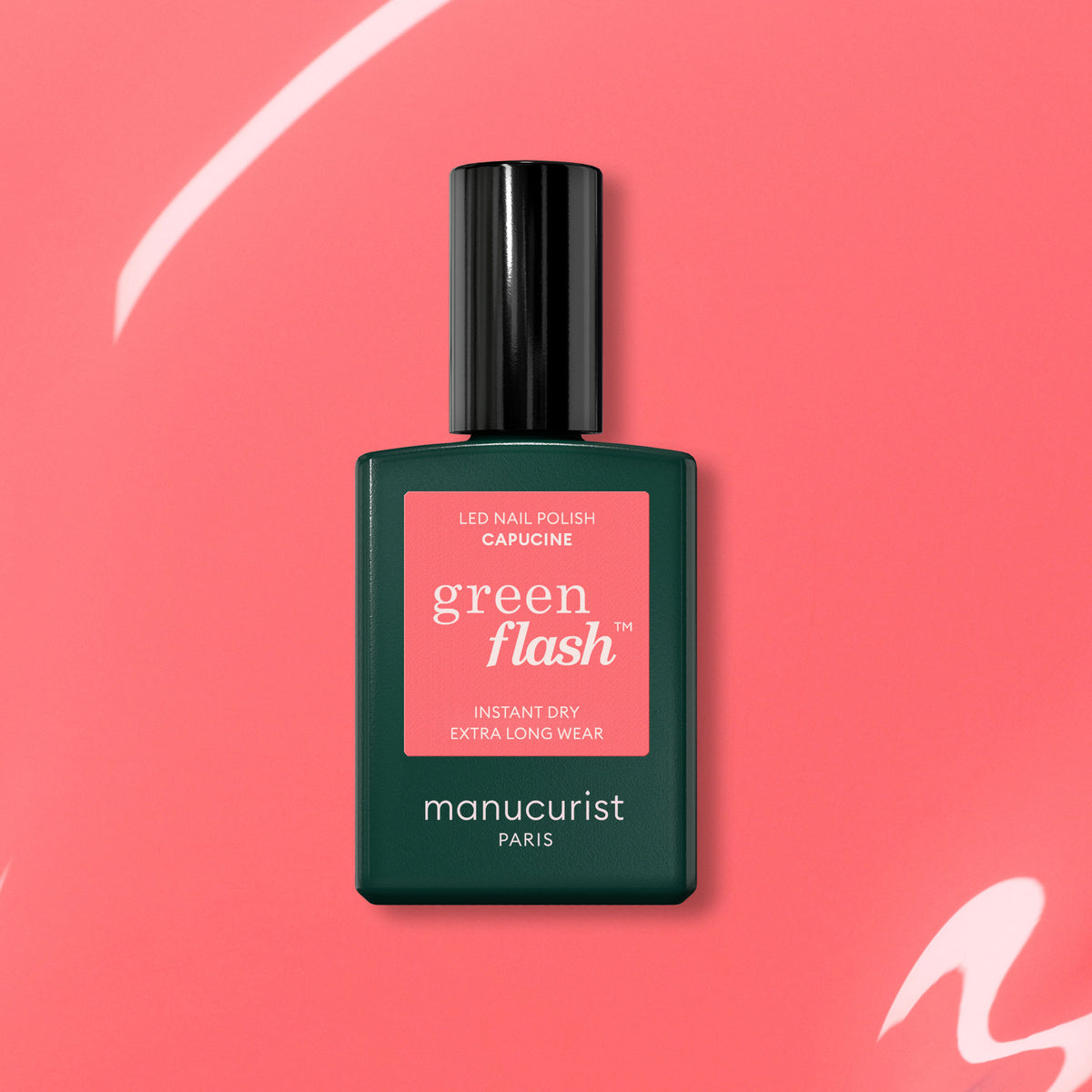 Un flacon vert foncé de vernis gel Green Flash Manucurist teinte Capucine est présenté sur un fond rose corail aux courbes blanches.