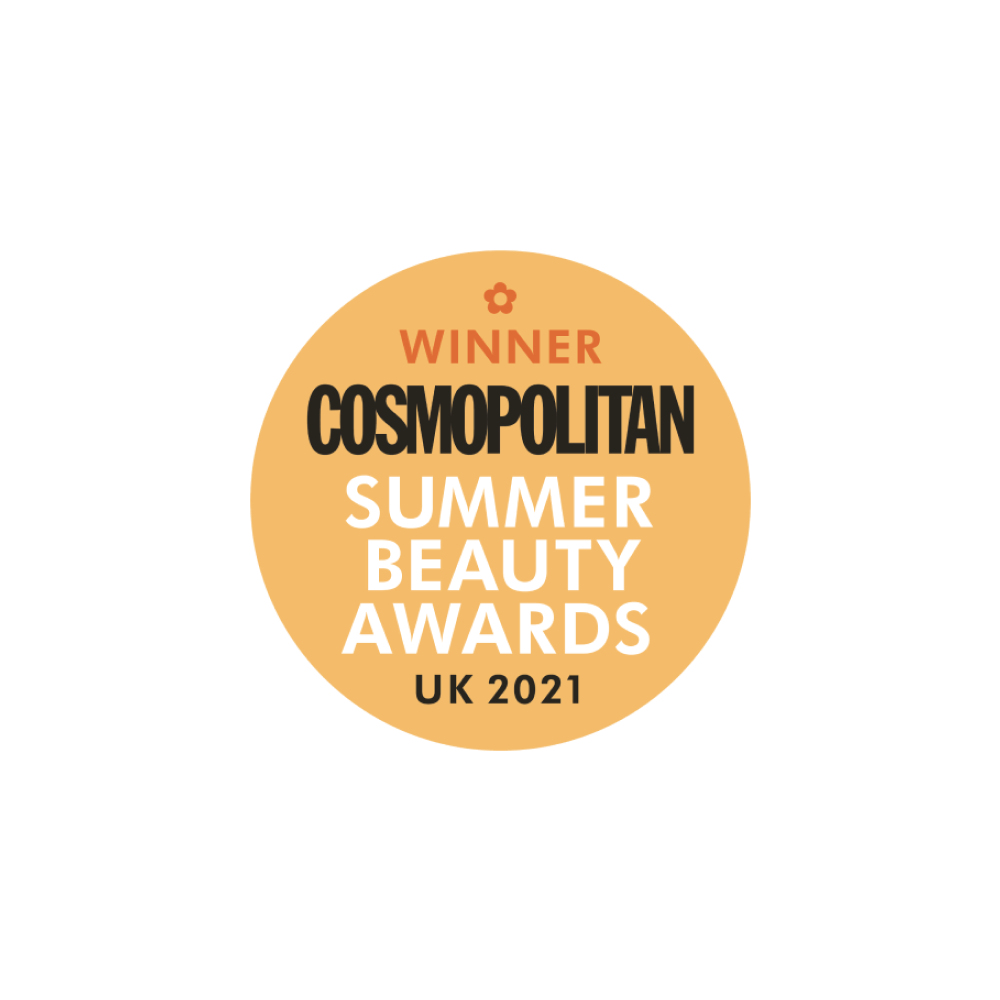 Un badge circulaire sur fond pêche indique : WINNER COSMOPOLITAN SUMMER BEAUTY AWARDS UK 2021 en lettres grasses noires et blanches. Une petite icône de fleur se trouve au-dessus du mot WINNER.