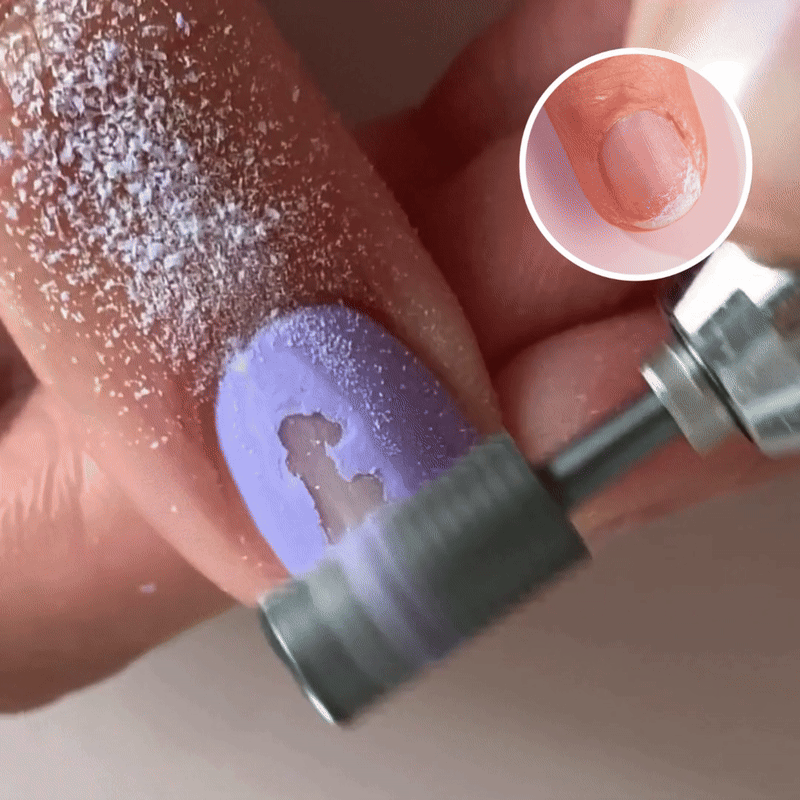Gros plan d’une main avec une manucure en gel violet en cours de limage à l’aide d’une lime à ongles électrique, créant de la poussière. Un encart montre un ongle avec des résidus de vernis gel.