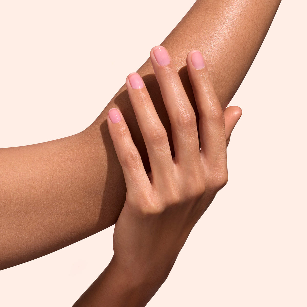 Gros plan sur une main aux ongles soignés et naturels révélant le glow subtil d&