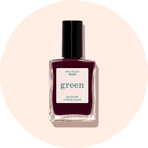 Un flacon de vernis à ongles bordeaux foncé avec un bouchon noir. L'étiquette indique « NAIL POLISH PARIS, green, QUICK-DRY INTENSE COLOR ». Le flacon est photographié sur un fond beige clair.