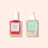 Le Duo Healthy Glow de Manucurist comprend deux sérums pour les ongles — Active Glow (rose) et Sérum Complet (transparent) — présentés sur un fond beige clair, conçus pour nourrir et embellir les ongles.