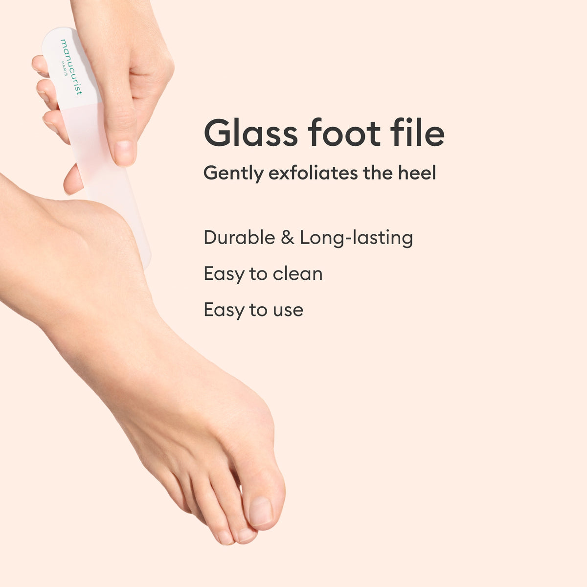 Une main utilise la Glass Foot File Manucurist-us sur un talon nu. Texte : Exfolie en douceur pour une peau douce et lisse. Durable, longue durée, facile à nettoyer et à utiliser.