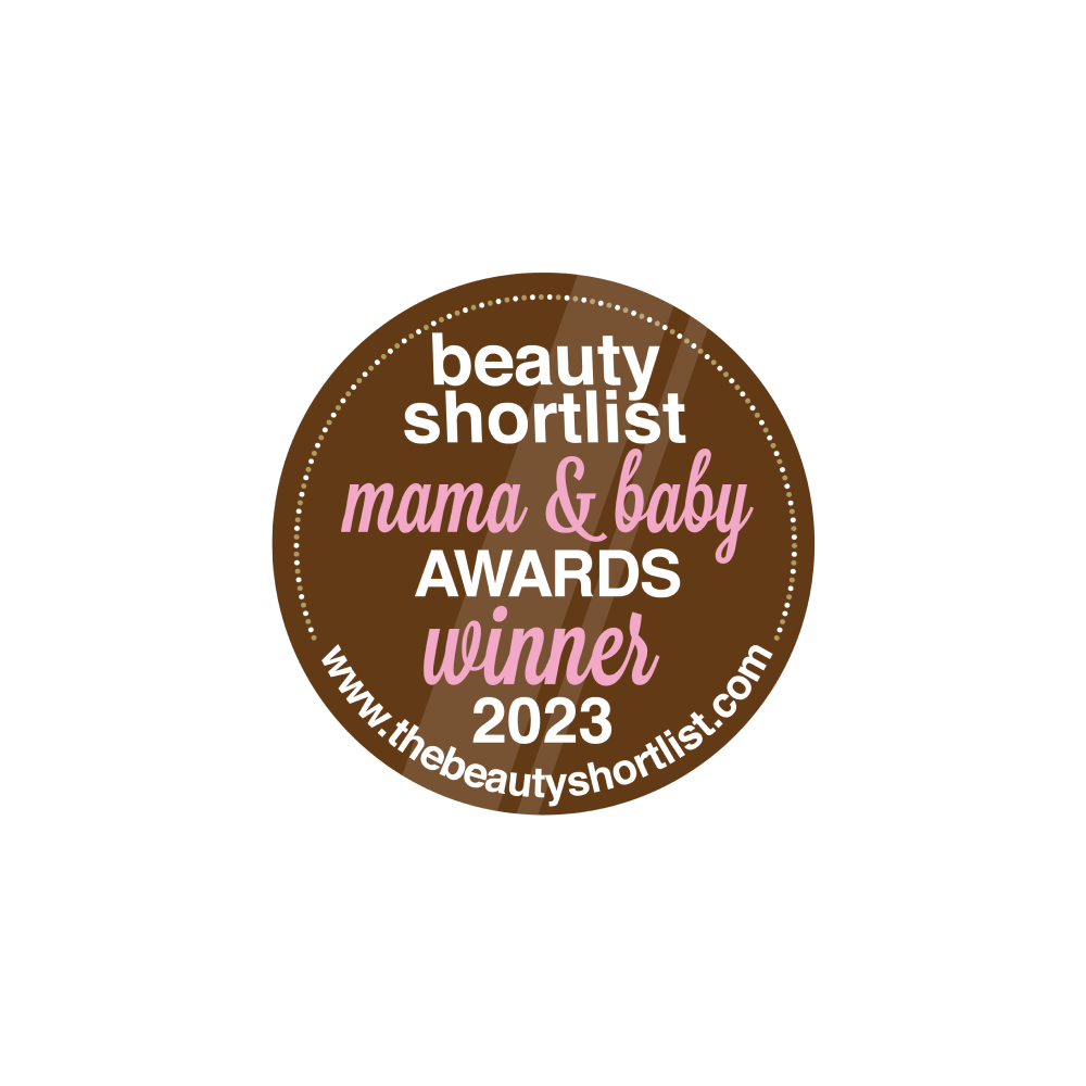 Badge circulaire sur fond marron avec du texte blanc et rose indiquant : beauty shortlist mama baby AWARDS winner 2023 www.thebeautyshortlist.com.